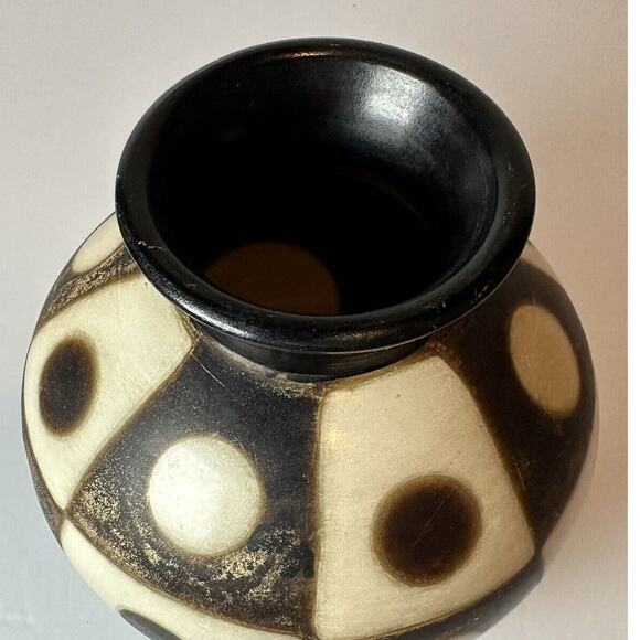 Valeriano Paz Folk Art Pottery Vase Chulucanas Peru Brown White Geometric Signed - Picture 6 of 7